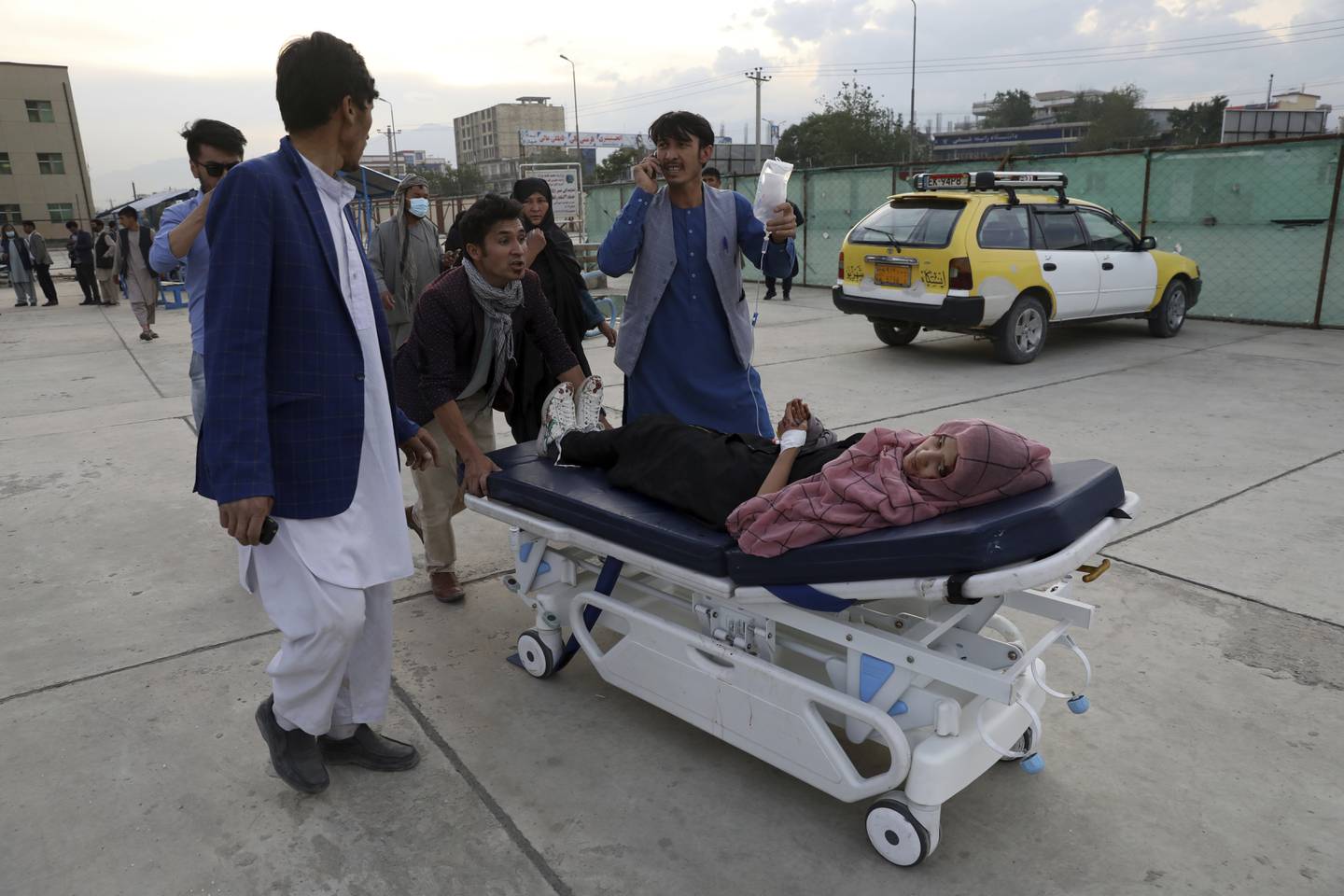 En såret elev transporteres til sykehus etter bombeeksplosjonen i Kabul lørdag. Foto: Rahmat Gul / AP / NTB