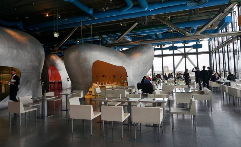 I toppetasjen av Centre Pompidou kan du se internasjonale kunstnere og besøke denne kule utsiktscafeen.