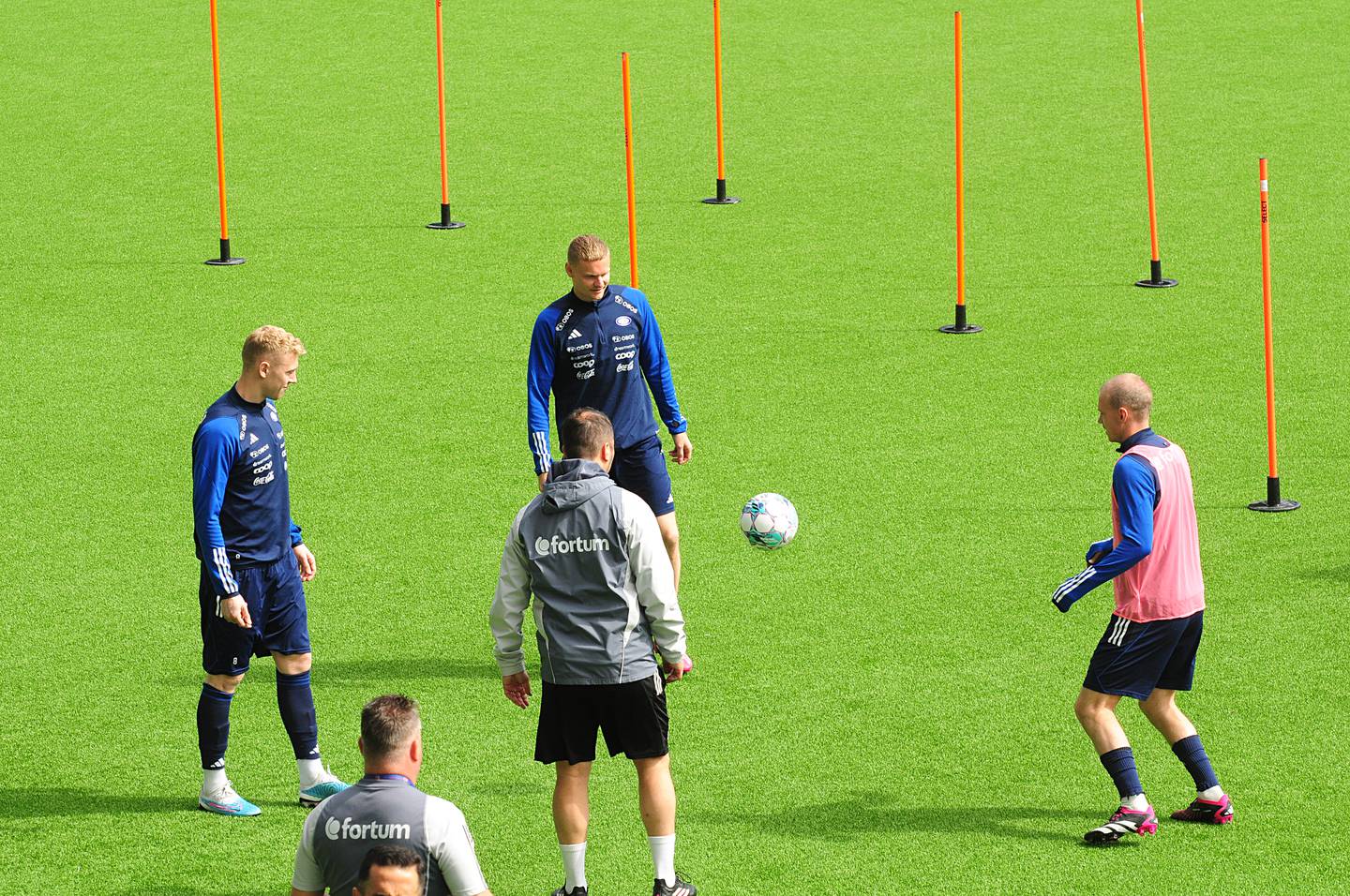 Henrik Bjørdal, Simen Juklerød og Petter Strand leker med ball på tirsdagens VIF-trening.