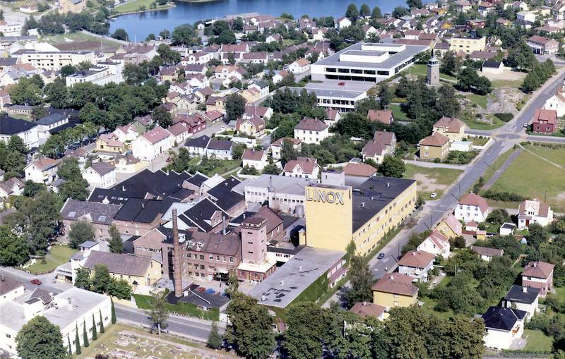 Helly Hansen: Den mest kjente industribedriften på Skarmyra var Helly Hansen, som ble etablert på Høienhald      i 1877. Her avbildet med det velkjente Linox-tårnet. I dag er det blitt et stort boligkompleks på store deler av den gamle Helly Hansen-tomta. FOTO: MOSS BY- OG INDUSTRIMUSEUM