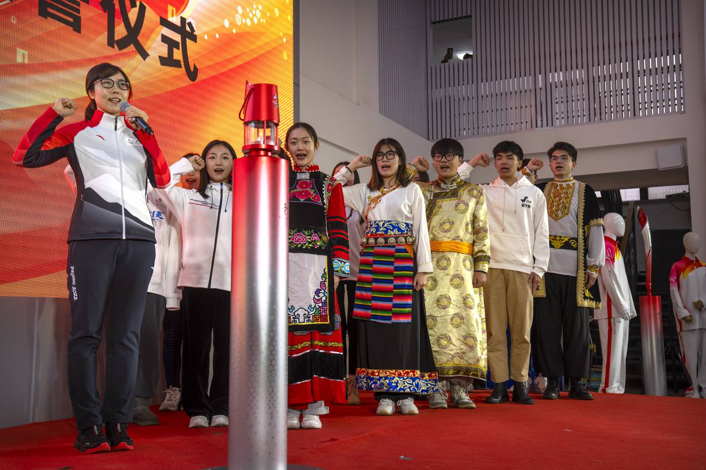 Studenter og frivillige avgir OL-eden da den olympiske ild var innom Beijing denne uka.