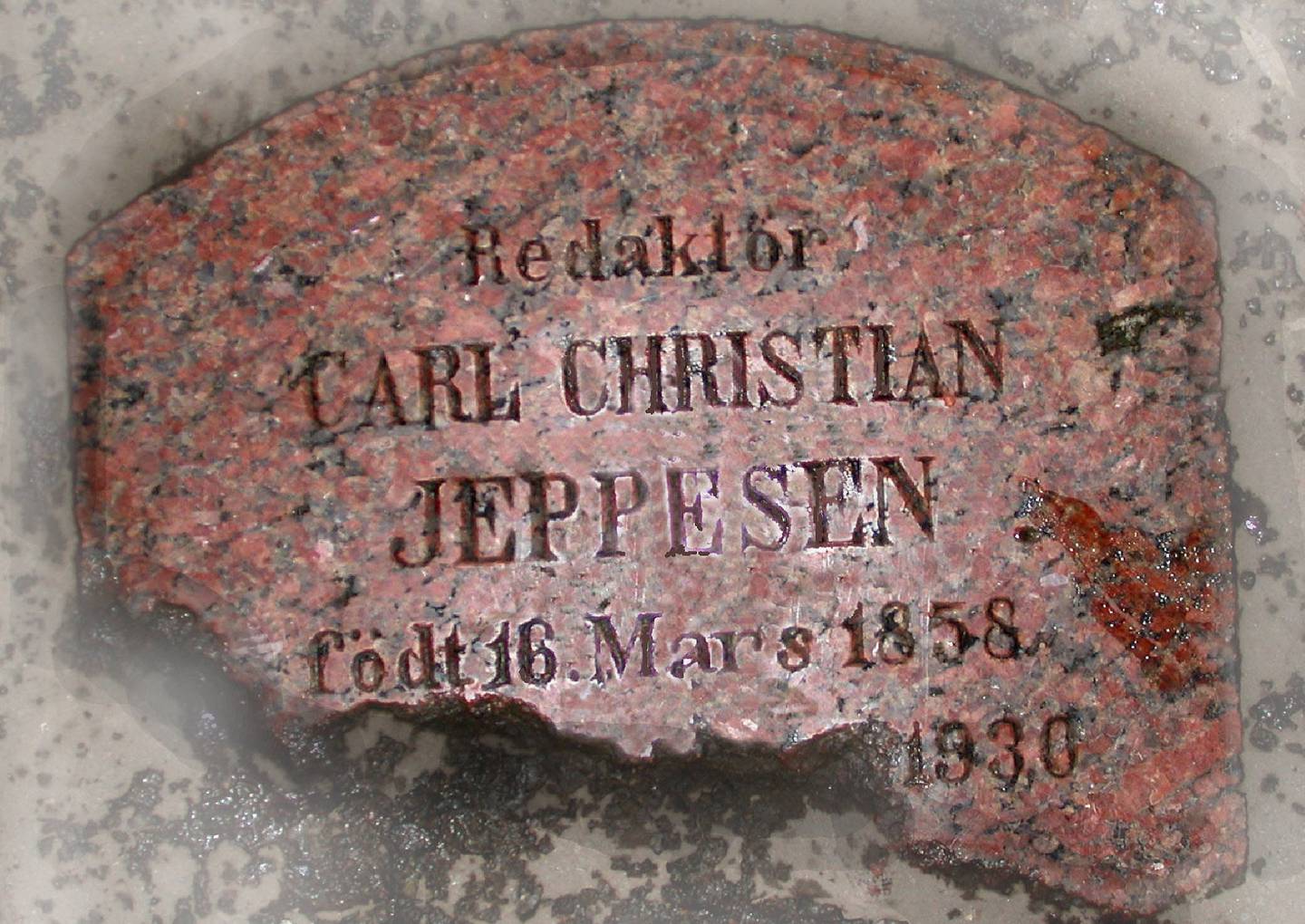 Del av grunnmur: Carl Jeppesens gravstein, funnet i Fjellgata. Han har, for ordens skyld, også et minnesmerke som står på Vestre Gravlund i dag, reist av Oslo arbeidersamfunn. Her er også kona Hulda Jeppesen inngravert. 