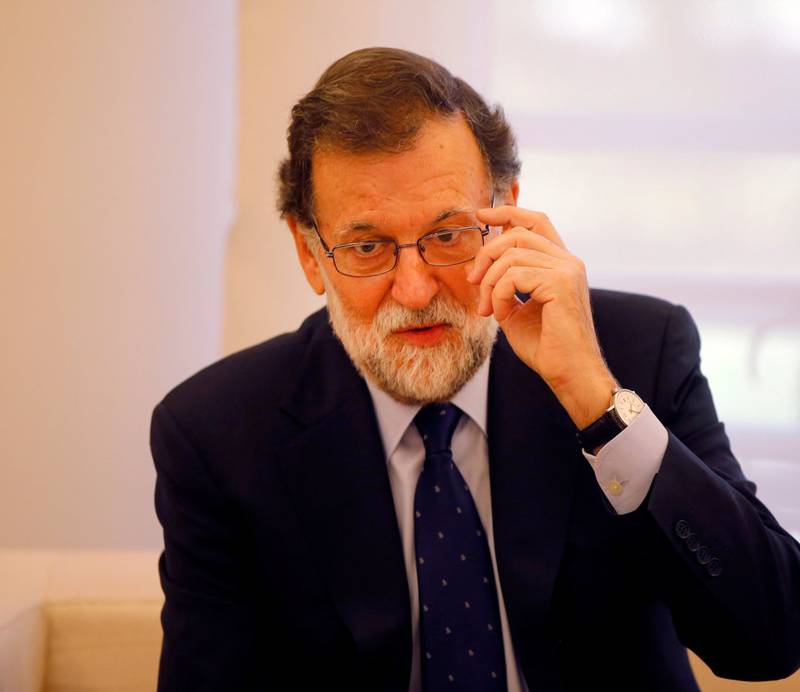 Spanias statsminister Mariano Rajoy holdt krisemøte i går. Catalonia er blitt en stadig vanskeligere sak. 