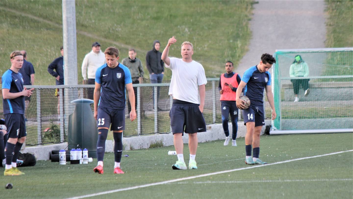 Frigg-trener Magnus Aadland vinker til seg noen innbyttere for å endre kampbildet i riktig retning mot Lokomotiv Oslo.