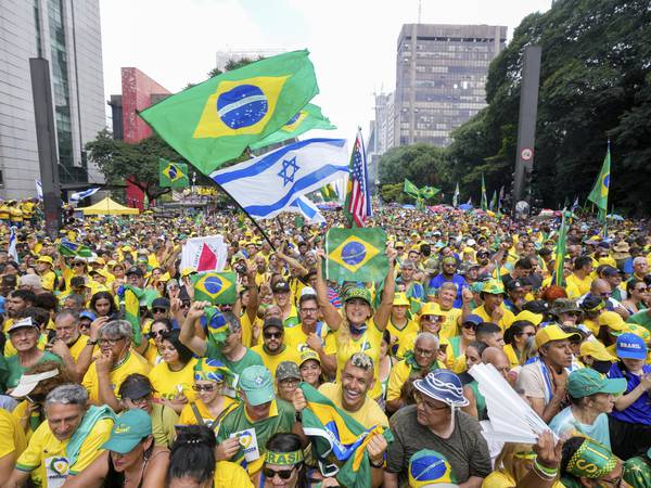 Tusenvis av brasilianere demonstrerte til støtte for Bolsonaro