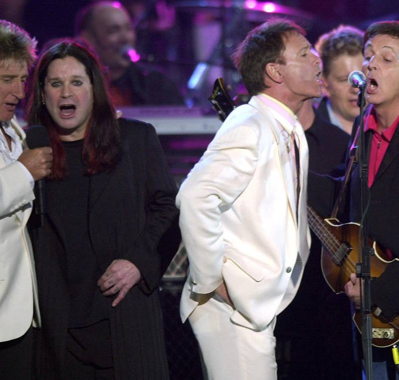 Litt av en gjeng: Rod Stewart, Ozzy Osbourne, Sir Cliff Richard og Sir Paul McCartney feirer Dronning Elizabeths 50 år på tronen i 2002. Foto: Stefan Rousseau/AP/NTB