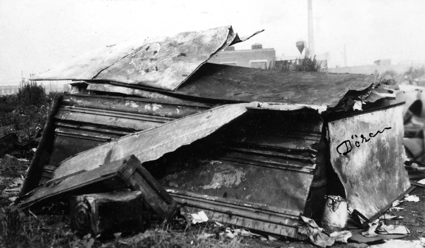 Ørkenen Sur besto av mange boliger av sink og jernplater. Bildet fra 1929 er merket «Dette var i sin tid den fineste hytte i ørkenen». Foto: Søren Hesby, Blå Kors/Oslo byarkiv