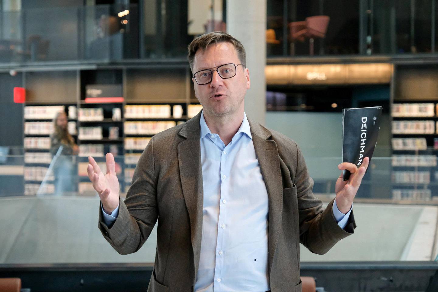 Biblioteksjef Knut Skansen gleder seg til å invitere lånere inn i biblioteket fra og med klokka 18 førstkommende torsdag. Foto: Mode Steinkjer