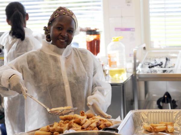 Selger mat for å hjelpe barn i Sudan få skolegang