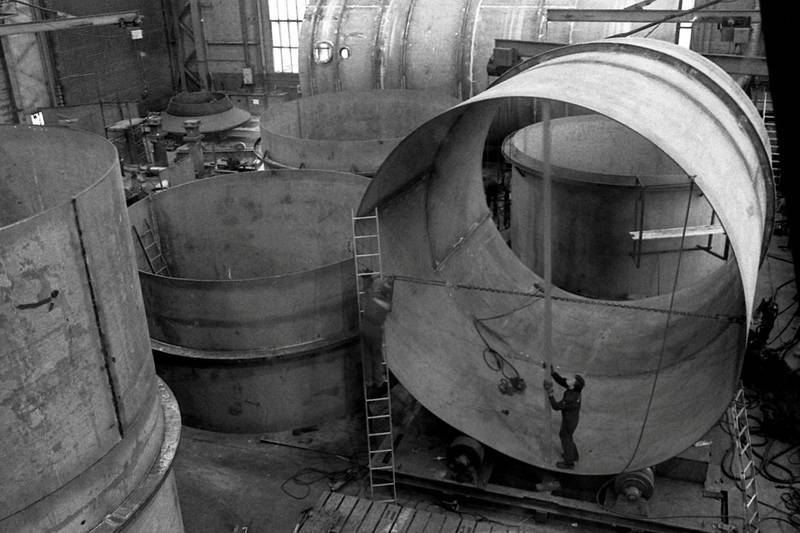 Det var store dimensjoner på Kværner Brug. Arbeideren ble liten inne i denne rørgatedelen til et vannkraftverk. Og rørgata ble liten sett i forhold til verkstedhallen.