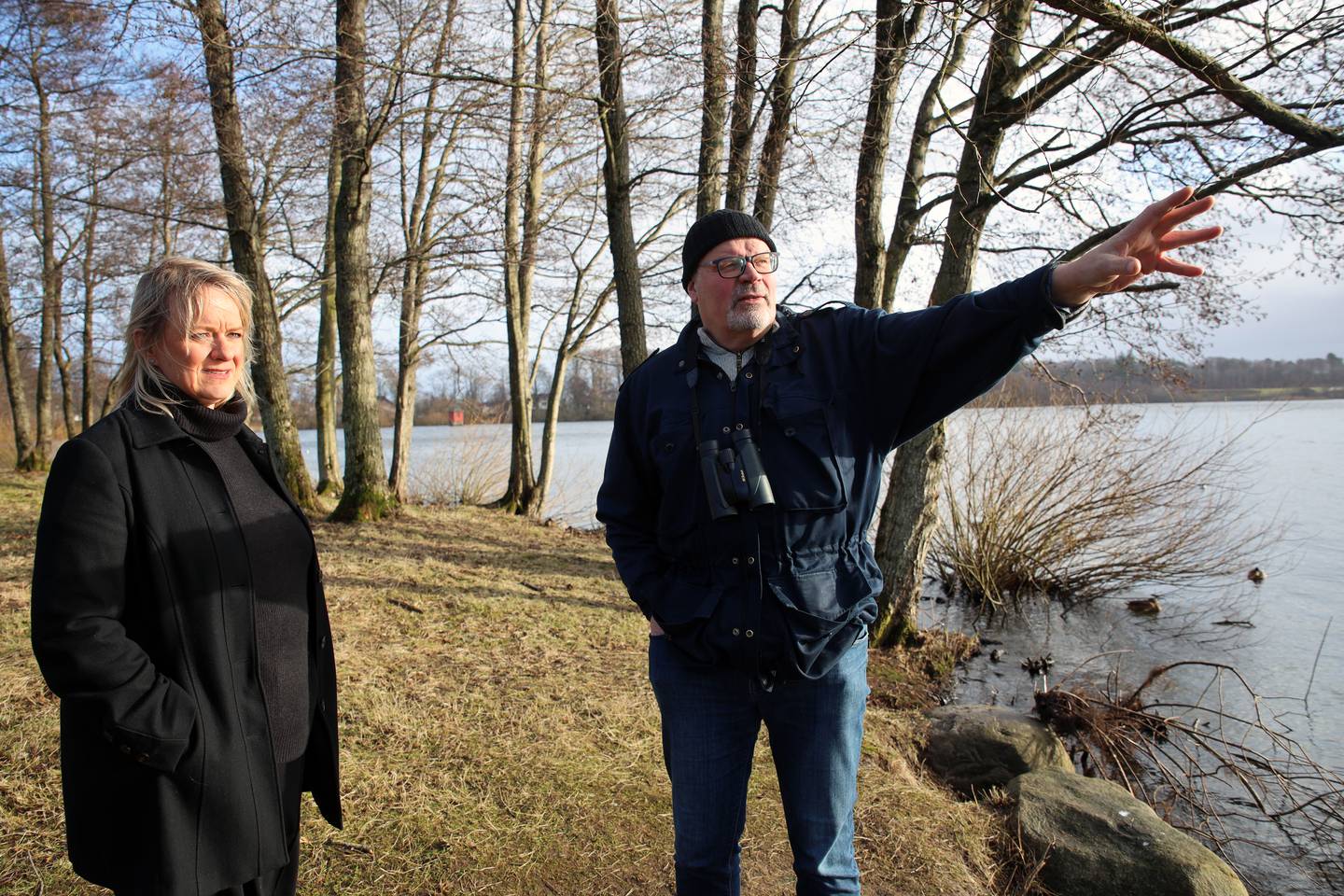 Cille Ihle (H) og Erik Thoring, daglig leder i Naturvernforbundet Rogaland, i Texaslunden ved Mosvatnet, der et flertall i formannskapet har vedtatt å bygge en familiepark. Nå fraråder er samlet kommunedelsutvalg å starte graving.