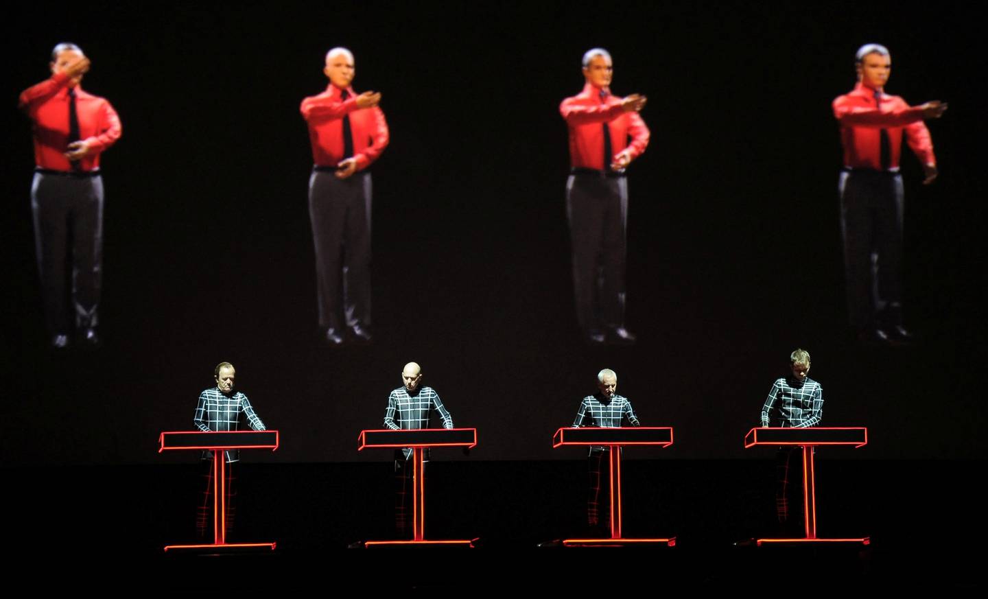 Roboter i aksjon: Kraftwerk på scenen, 2012. FOTO: STEFFEN SCHMIDT/NTB SCANPIX