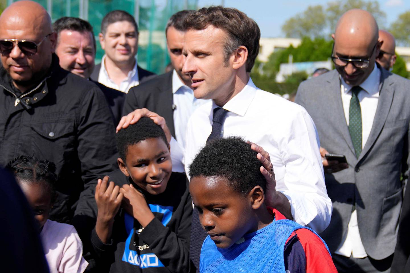 Frankrikes president Emmanuel Macron driver valgkamp i Paris-forstaden Saint-Denis.