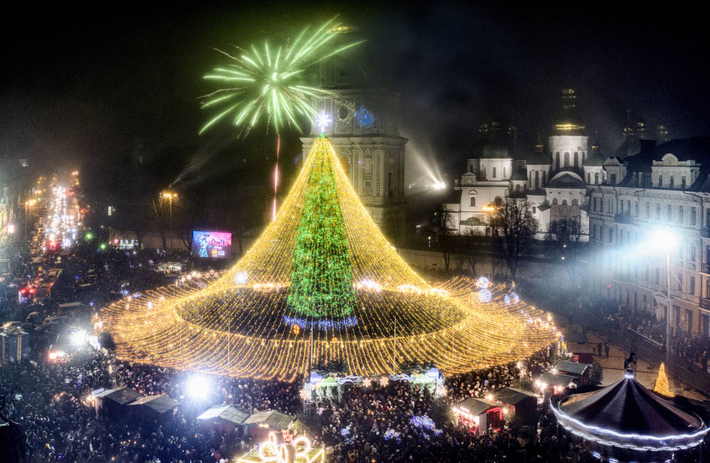 Slik var Kyiv julepyntet i 2021. Juletrær blir det også i år, men denne gang uten lys, sier byens borgermester.