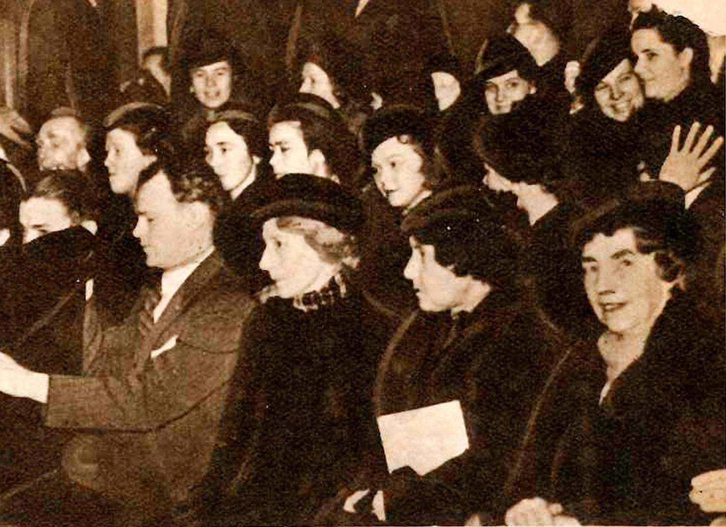 PRINSIPIELL SAK: Det var mange på tilhørerbenken 8. februar 1939. De fleste var kvinner, og mange var nok spente på utfallet av dommen i Høyesterett. Nederst til venstre i bildet sitter Karin Johansen. FOTO: HK-Nytt/Arbeiderbevegelsens arkiv og bibliotek