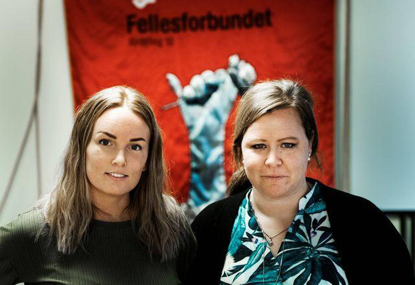 Madeleine Endestad (t.v) og Merethe Solberg i Fellesforbundet mener mange kvier seg for å kreve den lovpålagte minstelønna i møte med ufine sjefer.