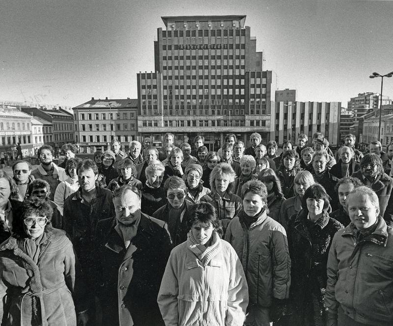 Bildet som ble tatt av Arbeiderbladets redaksjon i 1986, under oppropet: «La Arbeiderbladet bli på Torget!»