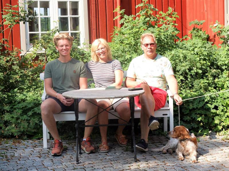 To av tre generasjoner Blichfeldt, som i dag bor på Holm; Hans Kristian Blichfeldt Moe, Kristin Blichfeldt, Håkon Moe og Prins.