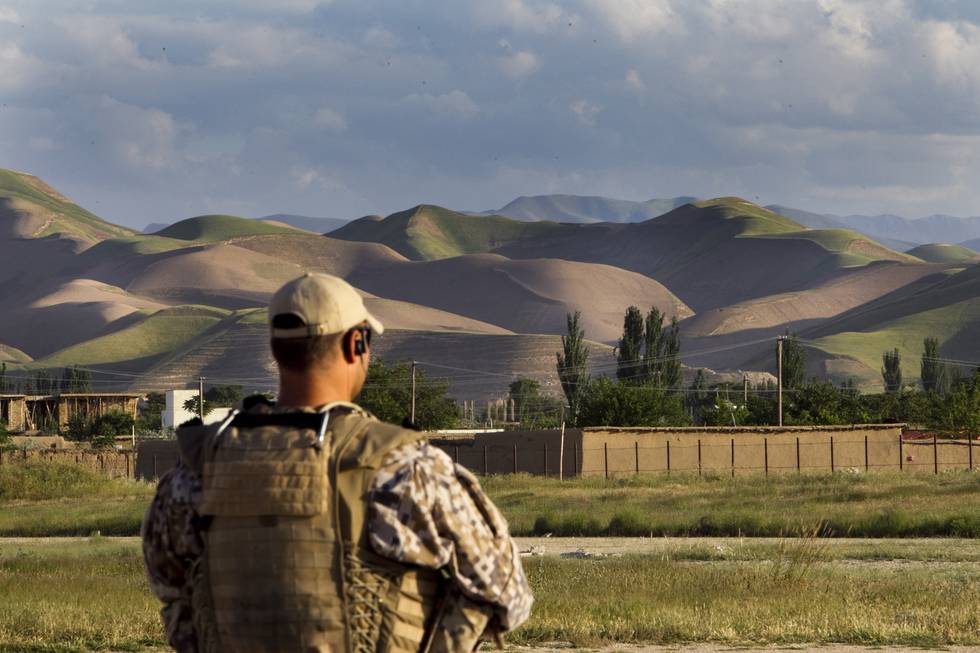 En ISAF soldat holder vakt på flyplassen til den norske gjenoppbyggingsstyrken (PRT) i Meymaneh i Nord-Afghanistan