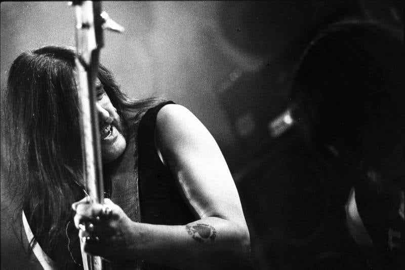 Lemmy i kjent positur i Oslo. FOTO: Paal Audestad