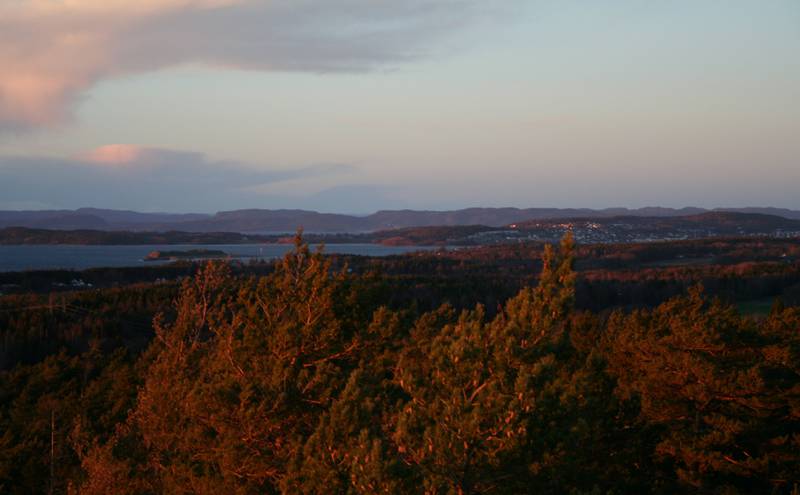 Vidsyn: Fra toppen av tårnet på Vardåsen, 89 m.o.h. ser man langt avsted innover Oslofjorden, mot Jeløy og over til Vestfold. I bakkant ruver mektige fjellmassiver. ALLE FOTO: LINKEN RAENG