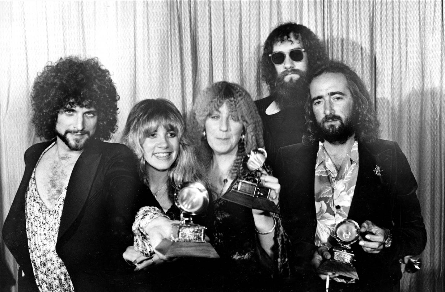 Fleetwood Mac, Lindsey Buckingham, Stevie Nicks, Christine McVie, Mick Fleetwood og John McVie med Grammyprisen etter at "Rumours" ble kåret til årets beste album fra 1977. 45 år etter selger den fortsatt mer enn det meste ellers.