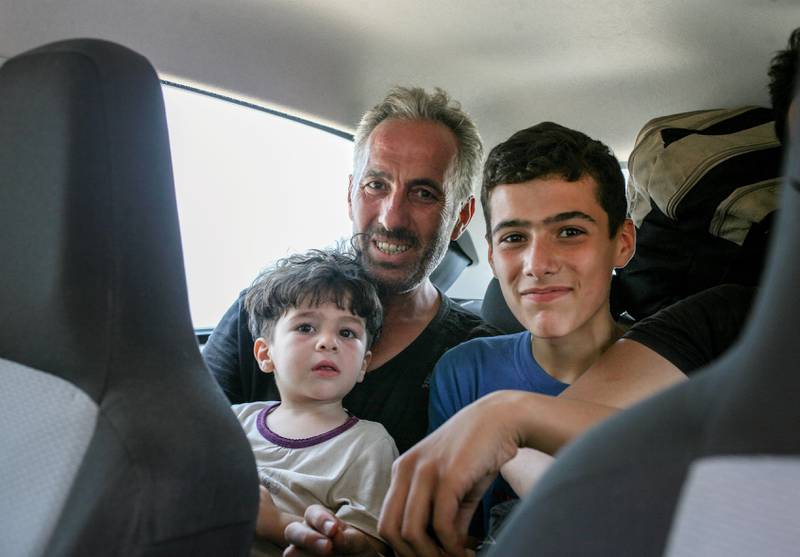 Far Ayman Said Issa og barna Sami (5) og Yahya (17) fra Syria fikk haik med Dagsavisen etter at de nådde land nordøst i Lesvos. Foto: Heidi Taksdal Skjeseth