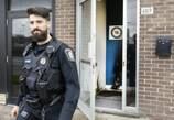 En politimann ved inngangen til en jødisk institusjon i Montreal mandag. Inngangspartiet bærer tydelig preg av at en brannbombe er kastet inn.