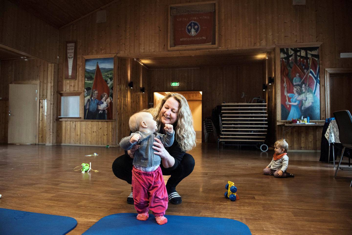 Trude Johnsen har drevet Regnbuen åpne barnehage i Folkets Hus på Kjelsås i flere år. Både små, som    Thea, og store trives i storsalen. FOTO: Sissel M. Rasmussen