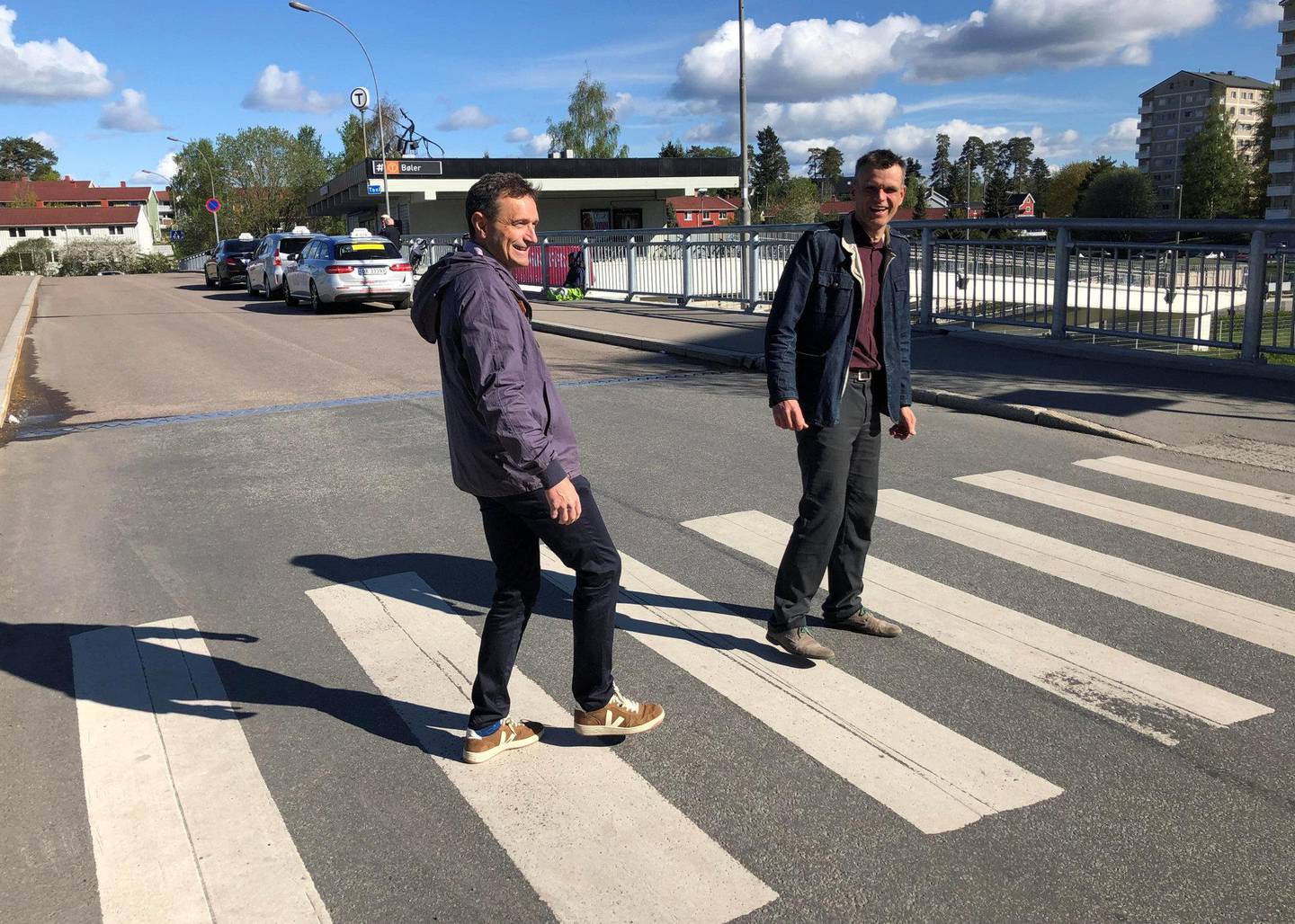 TILTAK: Dette gangfeltet ved Bøler T-bane er et av mange gangfelt over hele byen hvor det kommer fartsdempere,   sier leder av Oslo MDG, Einar Wilhelmsen (til høyre), og byråde for miljø og samferdsel, Arild Hermstad. FOTO: TOM VESTRENG