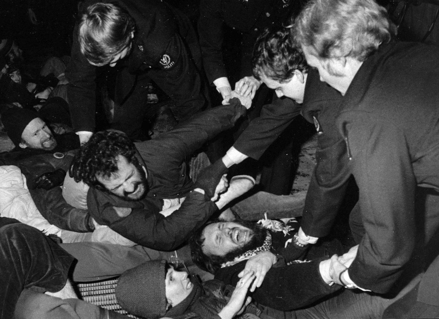 Politi fjerner demonstranter foran Regjeringsbygget under Alta-aksjonene i 1981. Foto: NTB Scanpix