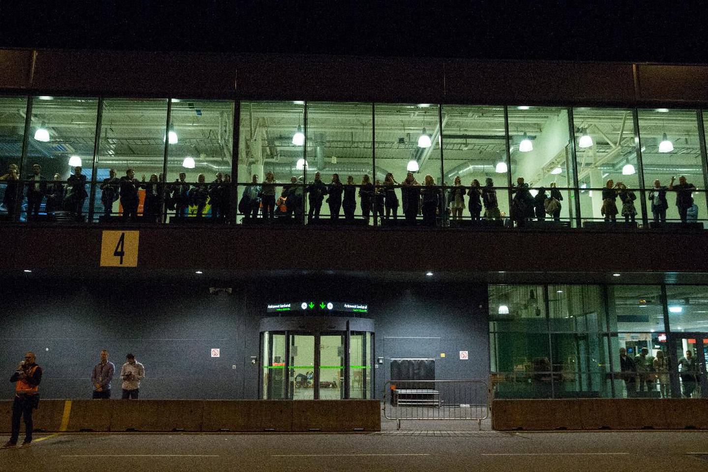 Mange av de ansatte fulgte med da det siste flyet forlot Moss lufthavn Rygge 29. oktober 2016. Samme kveld tok de en avslutningsfest i terminalbygget.