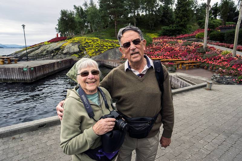 Don og Betty Reeby fra Plymouth i England har vært på besøk i Stavanger tidligere, men de likte det så godt at de så seg nødt til å komme tilbake igjen. Spesielt liker de blomsterhagen på Hidle. Foto: Roy Storvik