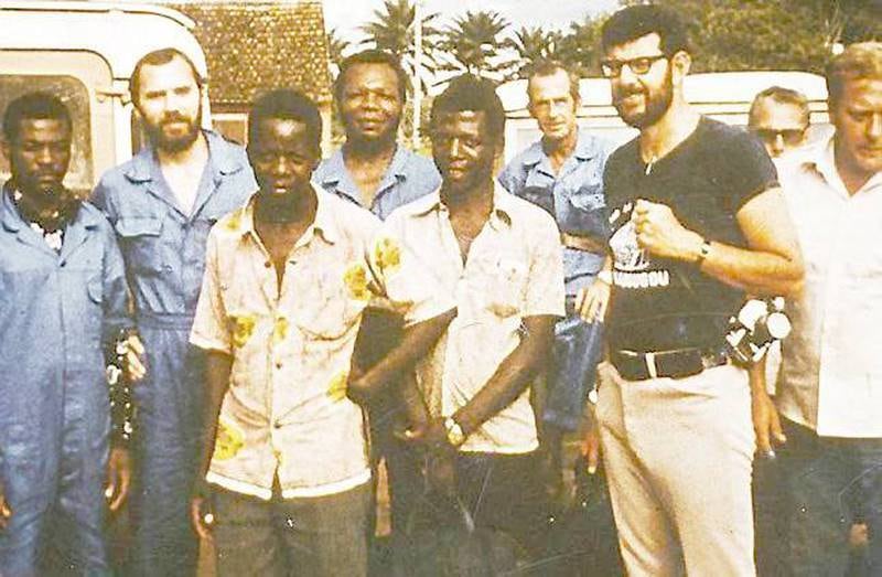 Peter Piot, nummer to fra venstre, kom til Yambuku 20. oktober 1976. Sammen med et forskerteam og lokale helsearbeidere greide han å stanse den fryktelige epidemien. 