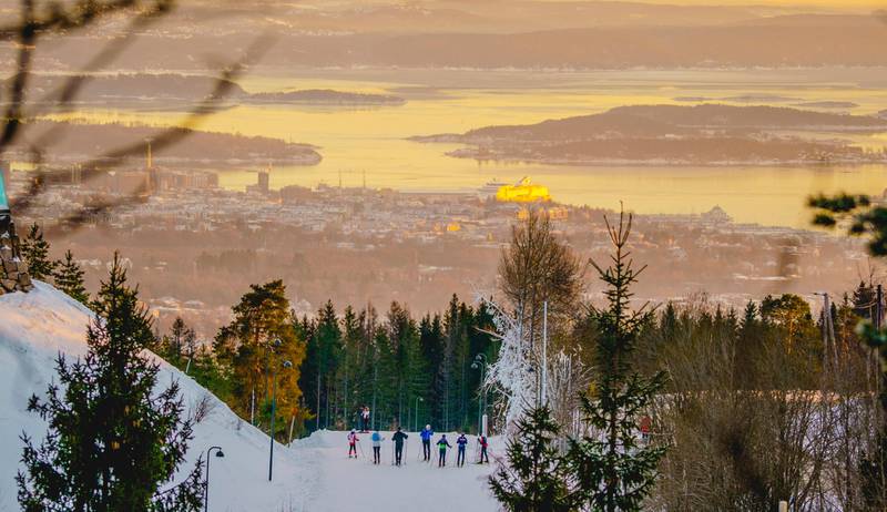 Oslo 20210110. 
Skigåere ved Midtstubakken i Holmenkollen i Oslo. Stor utfart ved Frognerseteren søndag ettermiddag.
Foto: Stian Lysberg Solum / NTB