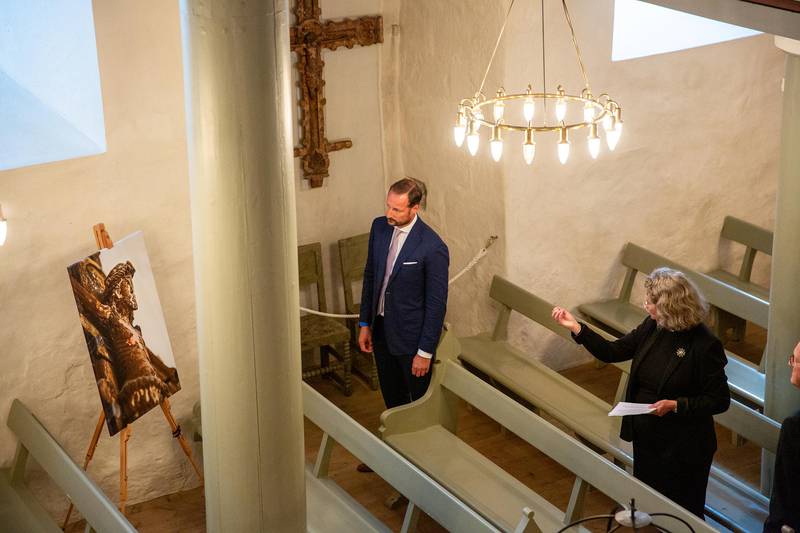 Kronprins Haakon hadde mange interessante spørsmål om kirken, ifølge sogneprest Ingvild Osberg.
