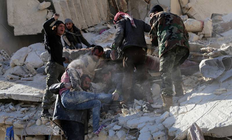 Luftangrepene mot Den islamske staten IS er blitt kraftig trappet opp de siste ukene. Det gjør livet enda hardere for de sivile som fort satt er fanget i det krigsherjede landet. Her leter redningsarbeidere etter overlevende etter et luftangrep mot en bygning i den syriske byen Aleppo tidligere i uka. FOTO: BARAA AL-HALABI/NTB SCANPIX
