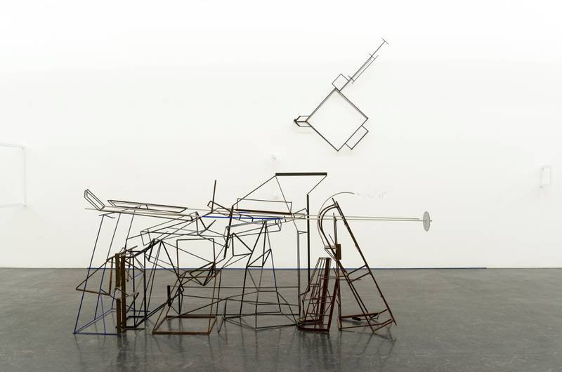 Typisk kaosinstallasjon av Kjell Varvin. Han bruker stål til å tegne med.