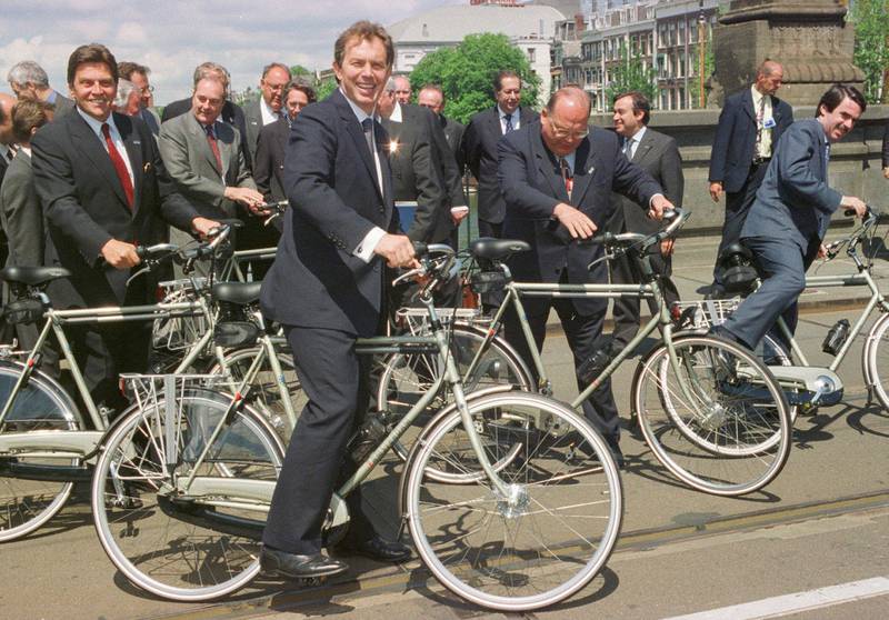 NYE TIDER: Tony Blair hadde tro på det europeiske prosjektet. Her er han på hjul med europeiske kolleger i Amsterdam like etter at han ble valgt med et valgskred i 1997.