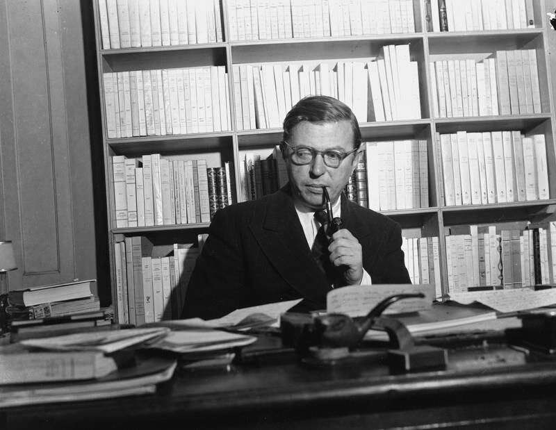 Jean-Paul Sartre fotografert i arbeidsrommet sitt i Paris i 1948, ti år etter han skrev «Kvalmen».