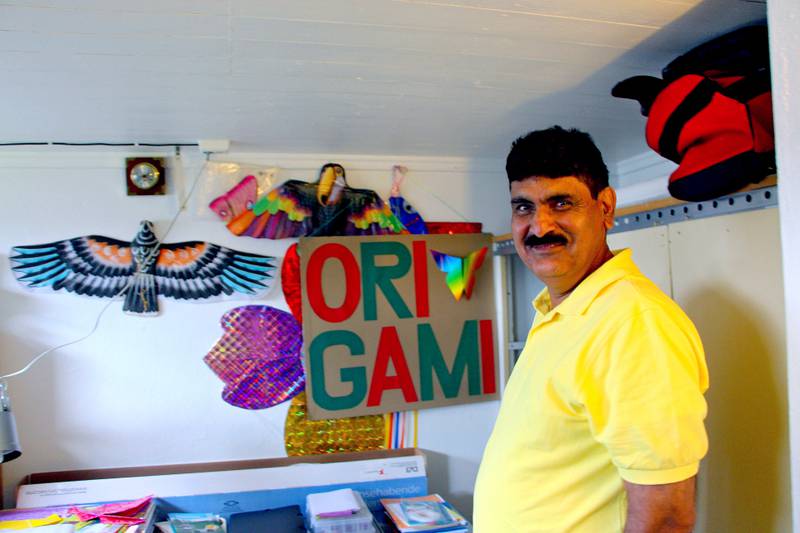 Origami: Ajaz Ul Haq driver ikke bare med drageflyging. Han er også en mester i papirbretting – origami.