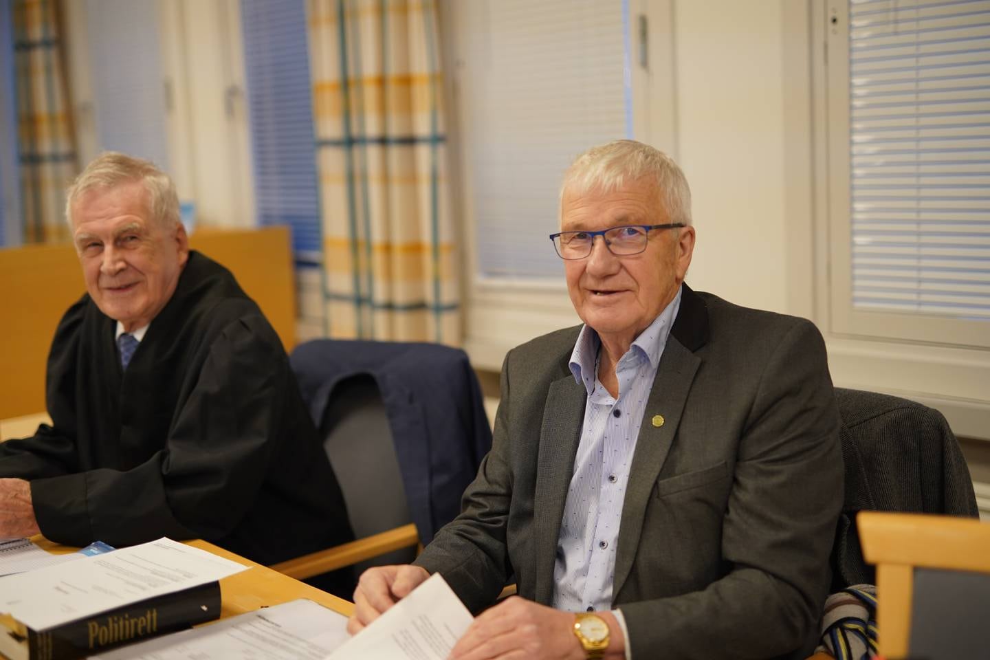 Arne Wikan (t.h) og forsvarer Jon Bertelsen i retten i Vadsø i dag, tirsdag.