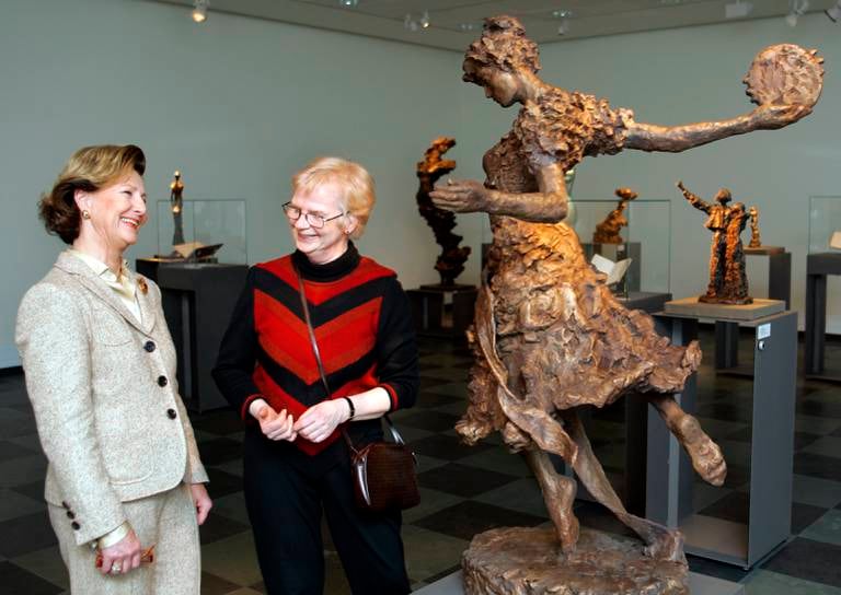 Dronning Sonja besøker utstillingen «Ibsens kvinner - Nina Sundbyes skulpturer møter Ibsens manuskripter» på Nasjonalbiblioteket i 2006.