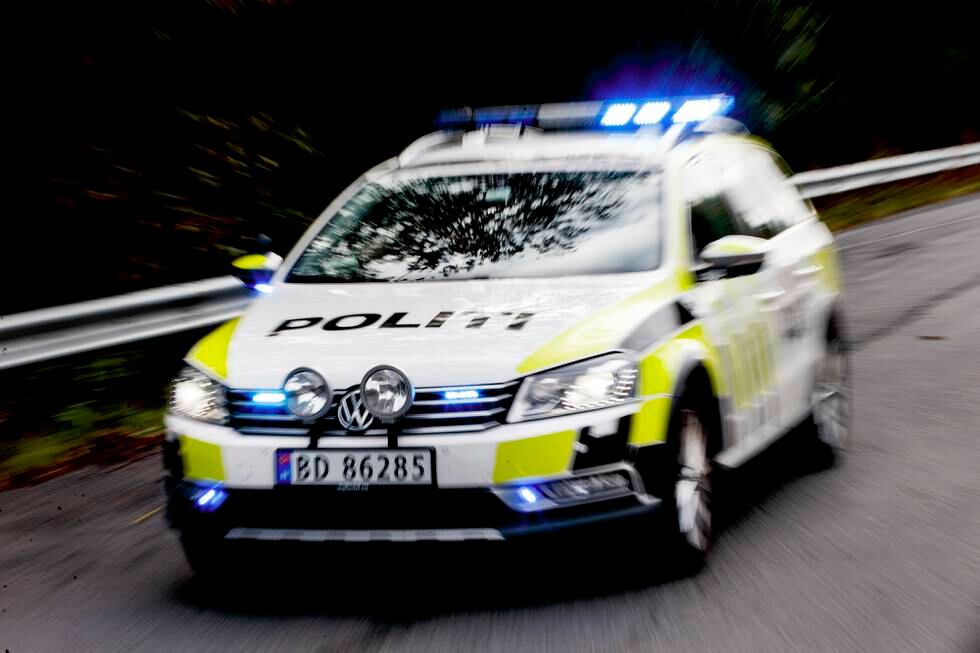 OSLO, Norge 20160927.
Politiet i arbeid. Politibilen i fart. 
NB! Modellklarert til redaksjonell bruk.
Foto: Gorm Kallestad / NTB