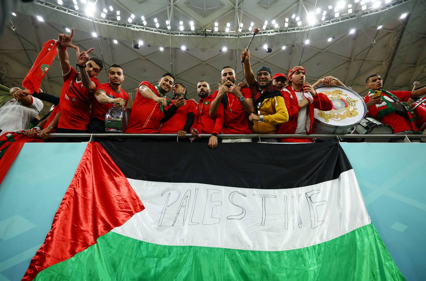 Marokko-fans også med Palestina-flagg inne på stadion før kvartfinalen mellom Marokko og Portugal.