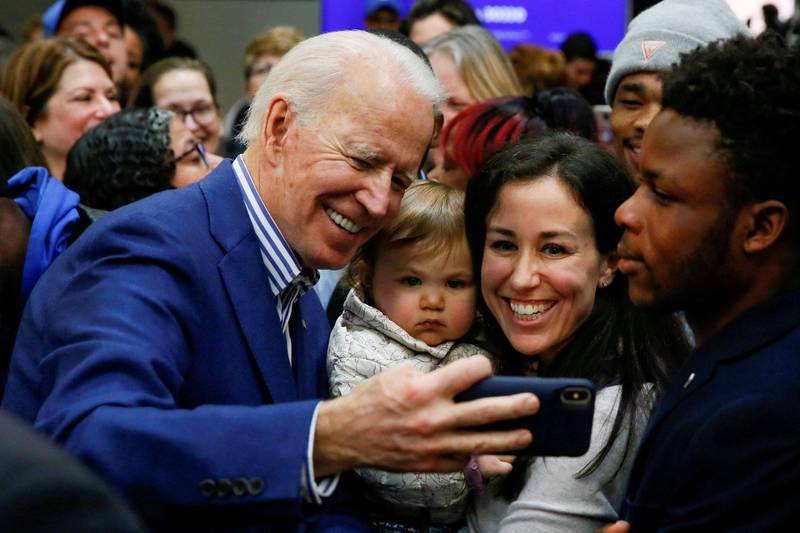 Mange velgere føler tillit til Joe Biden. Her er han med velgere under et valgmøte som ble holdt i North Carolina før supertirsdag.