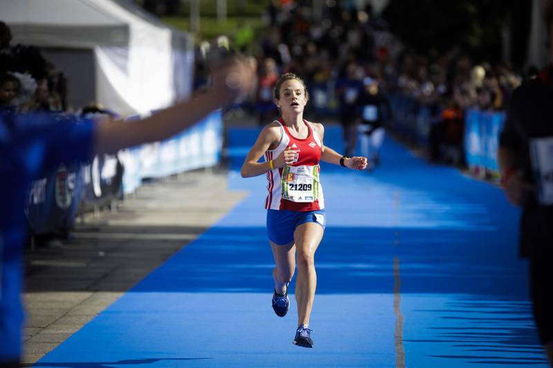 For andre år på rad vant arrangørklubbens egen Runa Skrove Falch kvinnenes halvmaraton. Her løper hun i mål på Rådhusplassen.