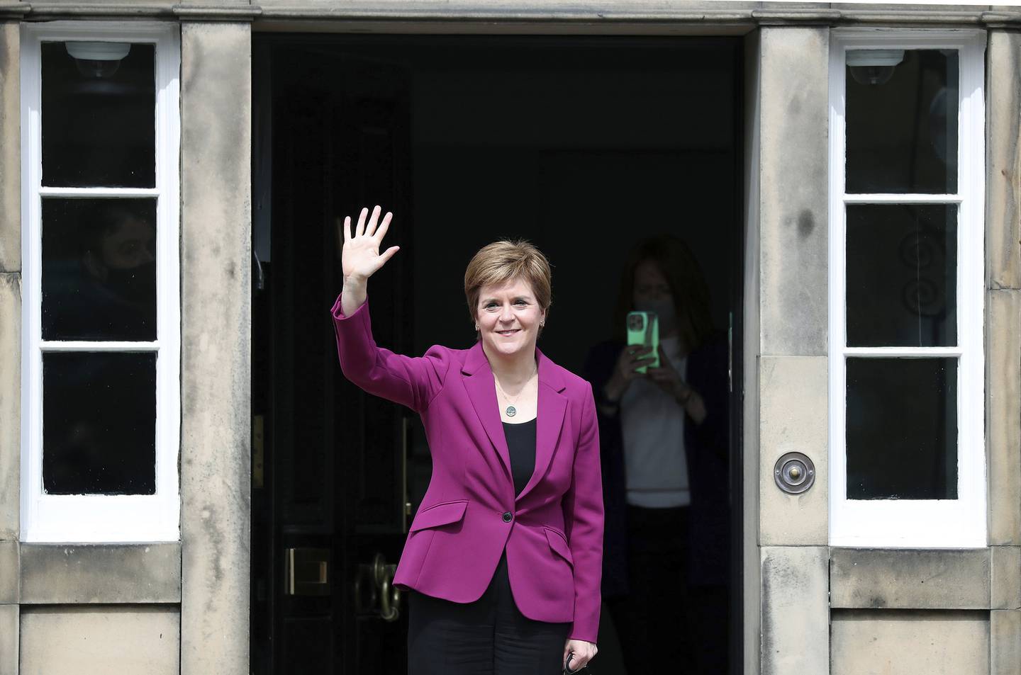Skottlands førsteminister Nicola Sturgeon vil ha et uavhengig Skottland, og ønsker en ny folkeavstemning.