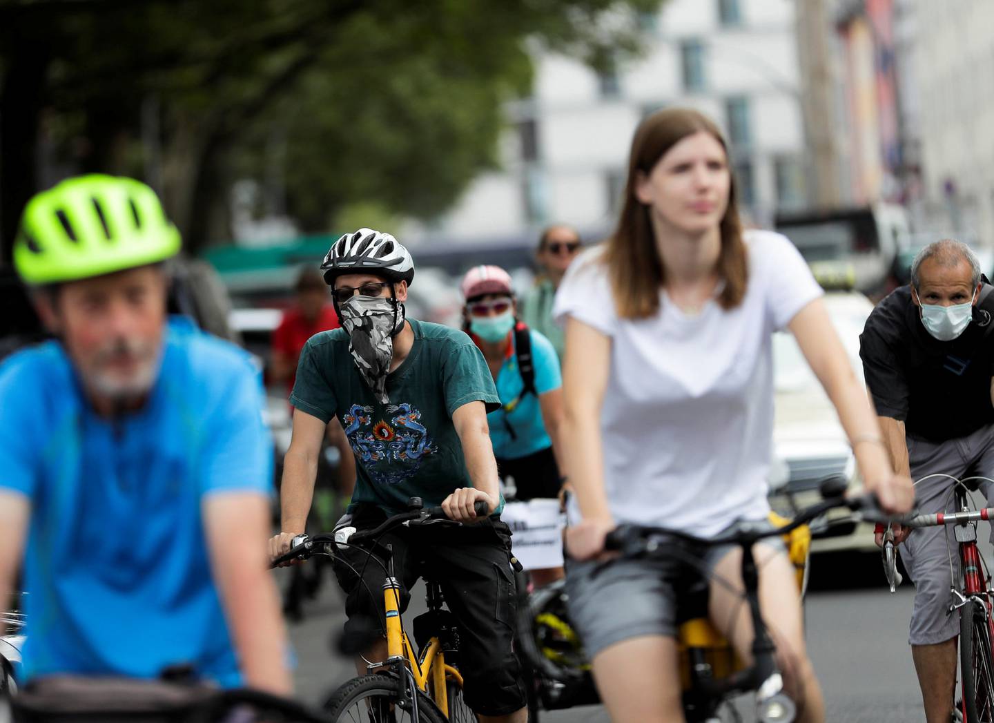 Sykkelprotest rundt det tyske transportdepartementet i Berlin, mot et planlagt møte mellom politikere og sjefer fra bilindustrien.