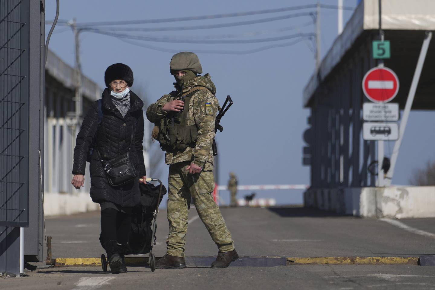 En kvinne krysser et sjekkpunkt mellom separatistkontrollerte områder i Øst-Ukraina og over i områder kontrollert av ukrainske styrker mandag denne uka.
